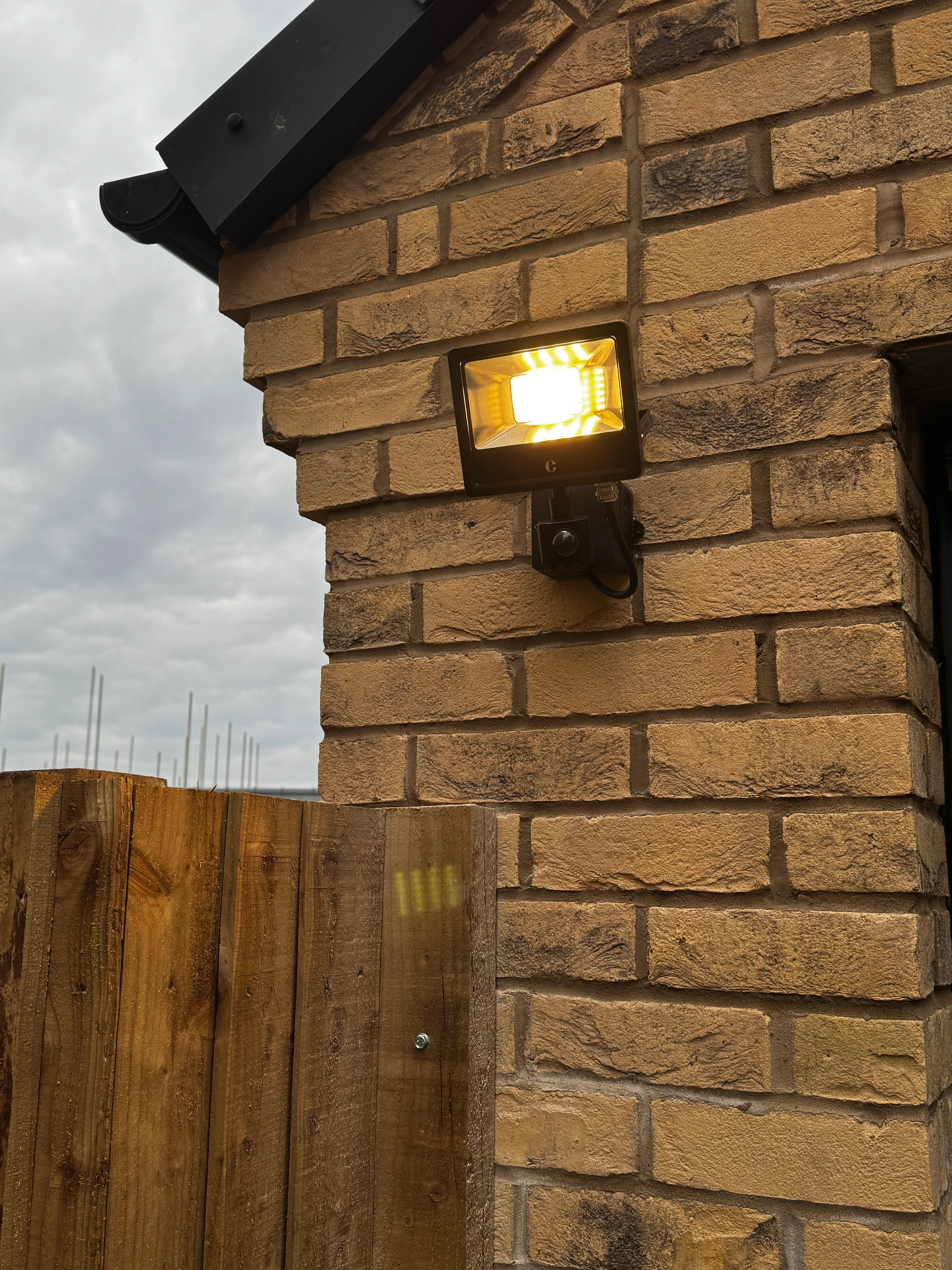 Mains security light and PIR floodlight fault finding by Entigen